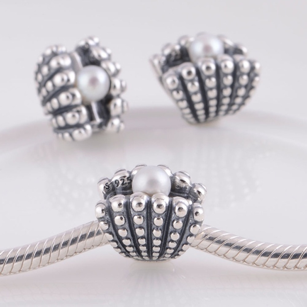 Shell with pearl pandora charm